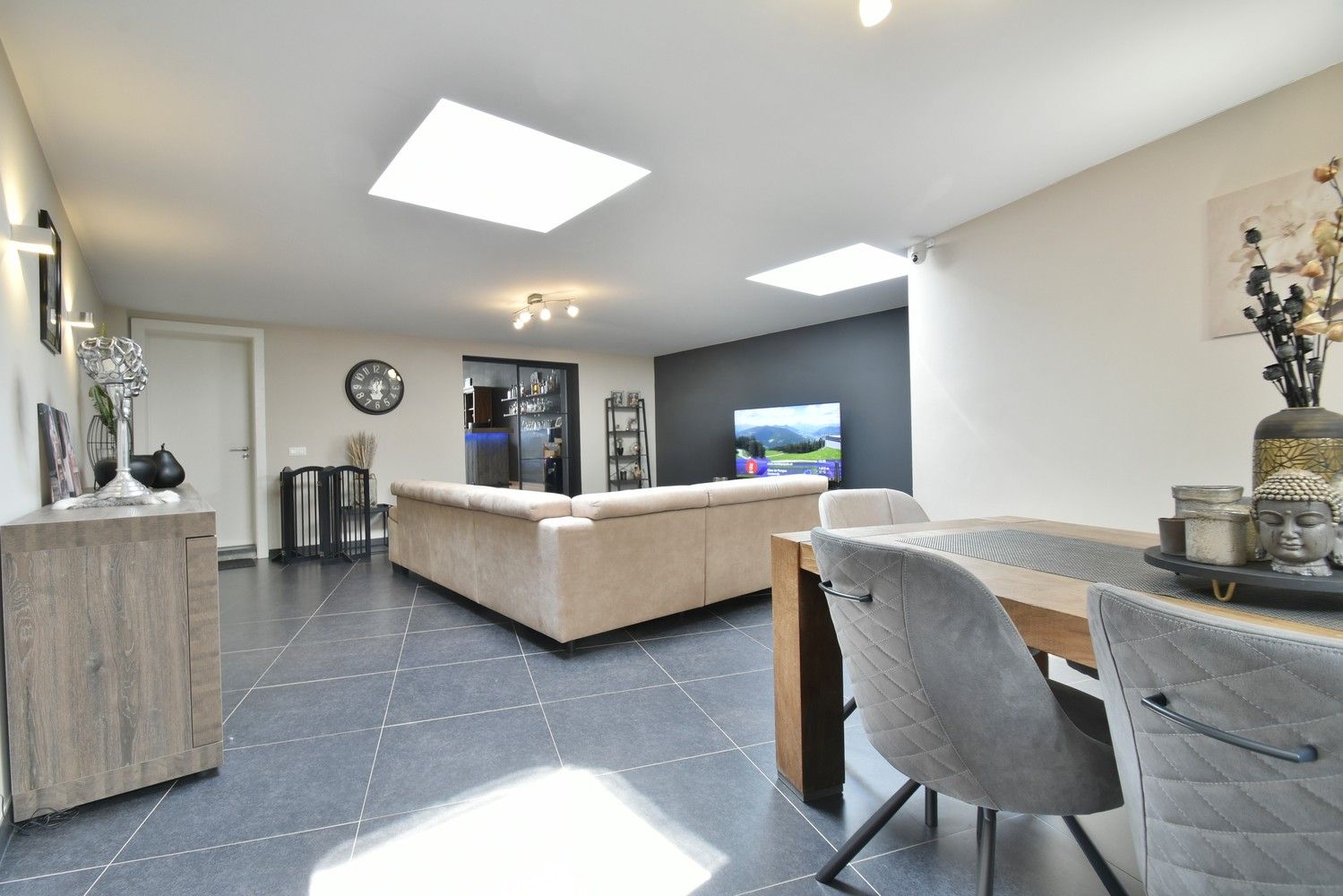 Commercieel gunstig gelegen handelspand met riante privé-woning in het centrum van Lanaken foto 2