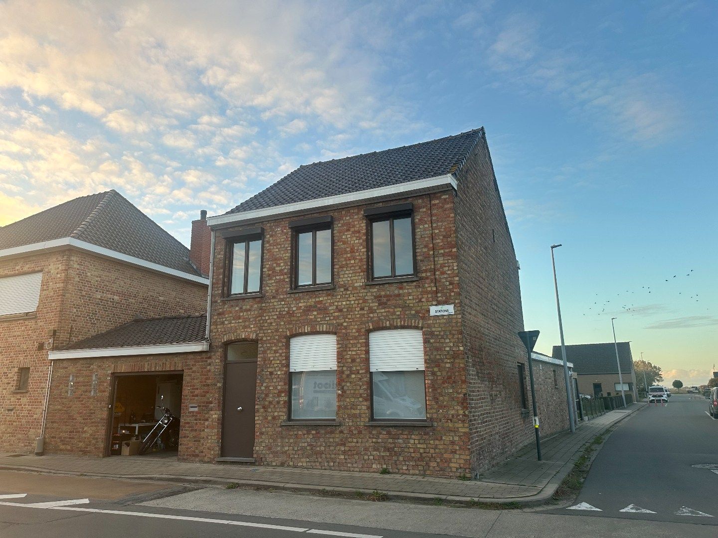 Ruime woning met zonnige tuin in centrum Merkem foto {{pictureIndex}}