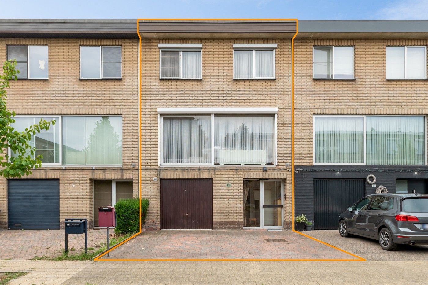 Op te frissen woning met 4 à 5 slpk., inpandige garage en zuidwest-tuin foto {{pictureIndex}}