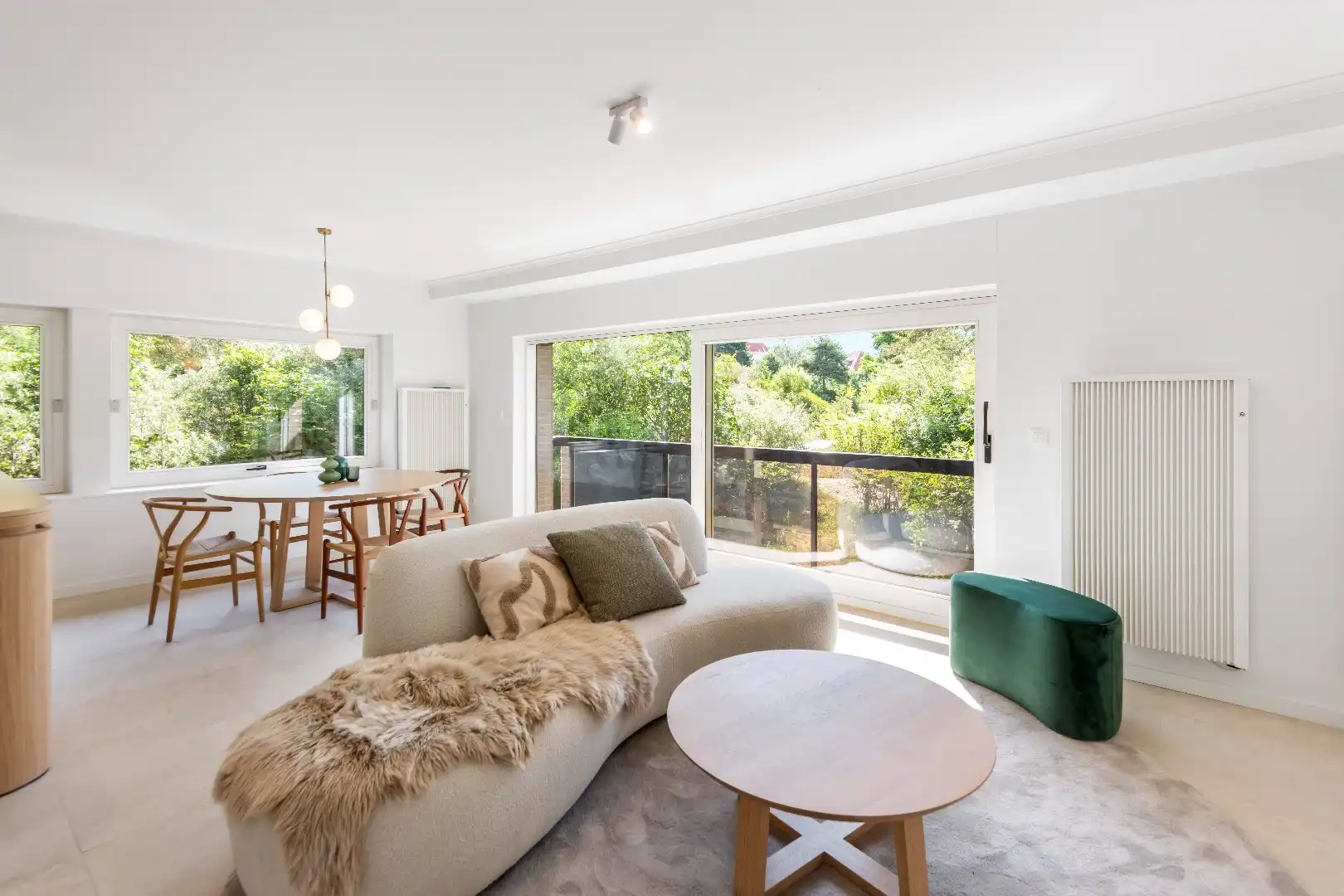 Prachtig gerenoveerd hoekappartement met zuidelijke oriëntatie, te midden van een groene omgeving aan het yzerpark. Parking te koop foto {{pictureIndex}}