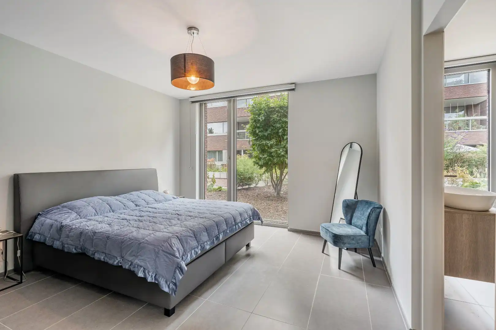 Exclusief gelijkvloers appartement met ruime terrassen, 2 slpk, extra brede autostaanplaats, centrum Genk foto 19