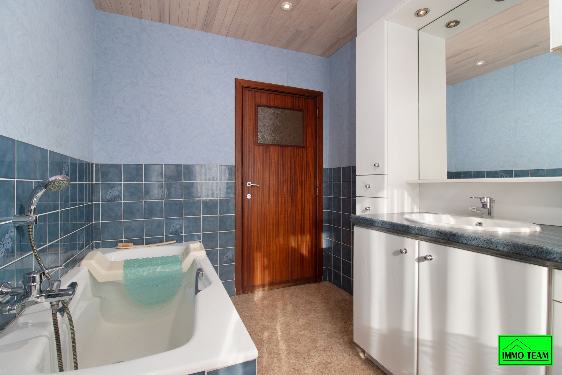 Op te frissen gezinswoning met ruime tuin en garage foto 12