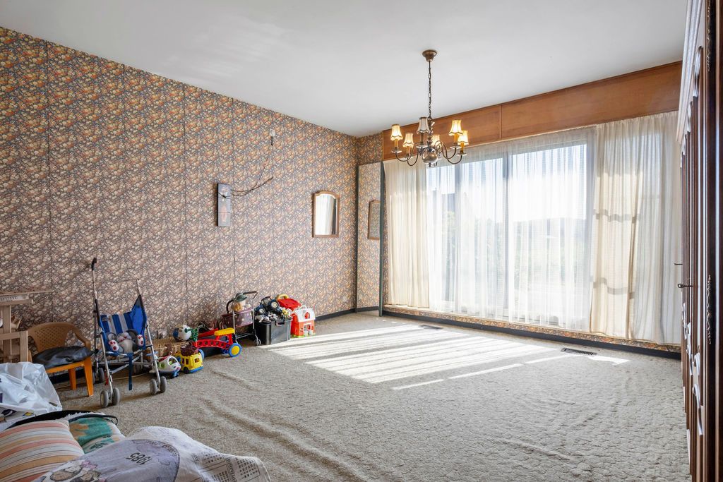 Ruime volledig onderkelderde woning foto 9