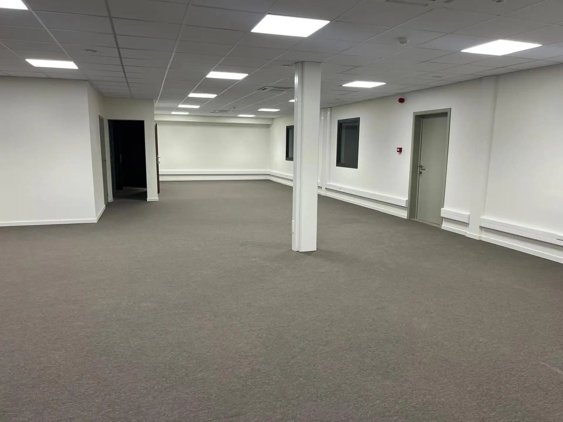 Haven magazijn 1.863m² met 561m² modern kantoor foto 8