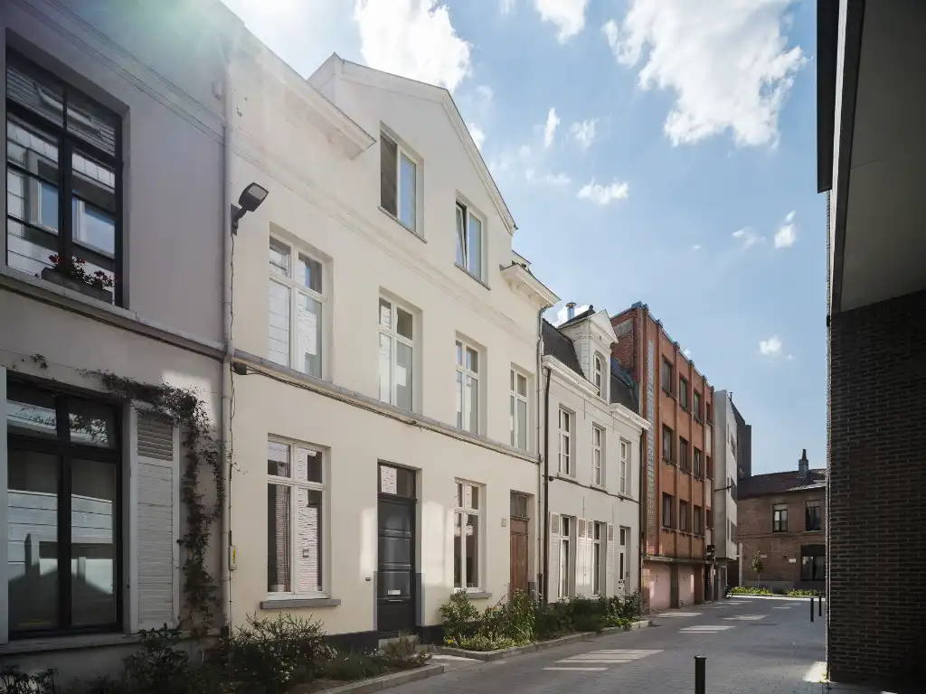 Centrum Gent - Instapklare burgerwoning met 4 slaapkamers, 2 badkamers, stadstuin en inpandig terras op een bijzonder centrale ligging. foto {{pictureIndex}}