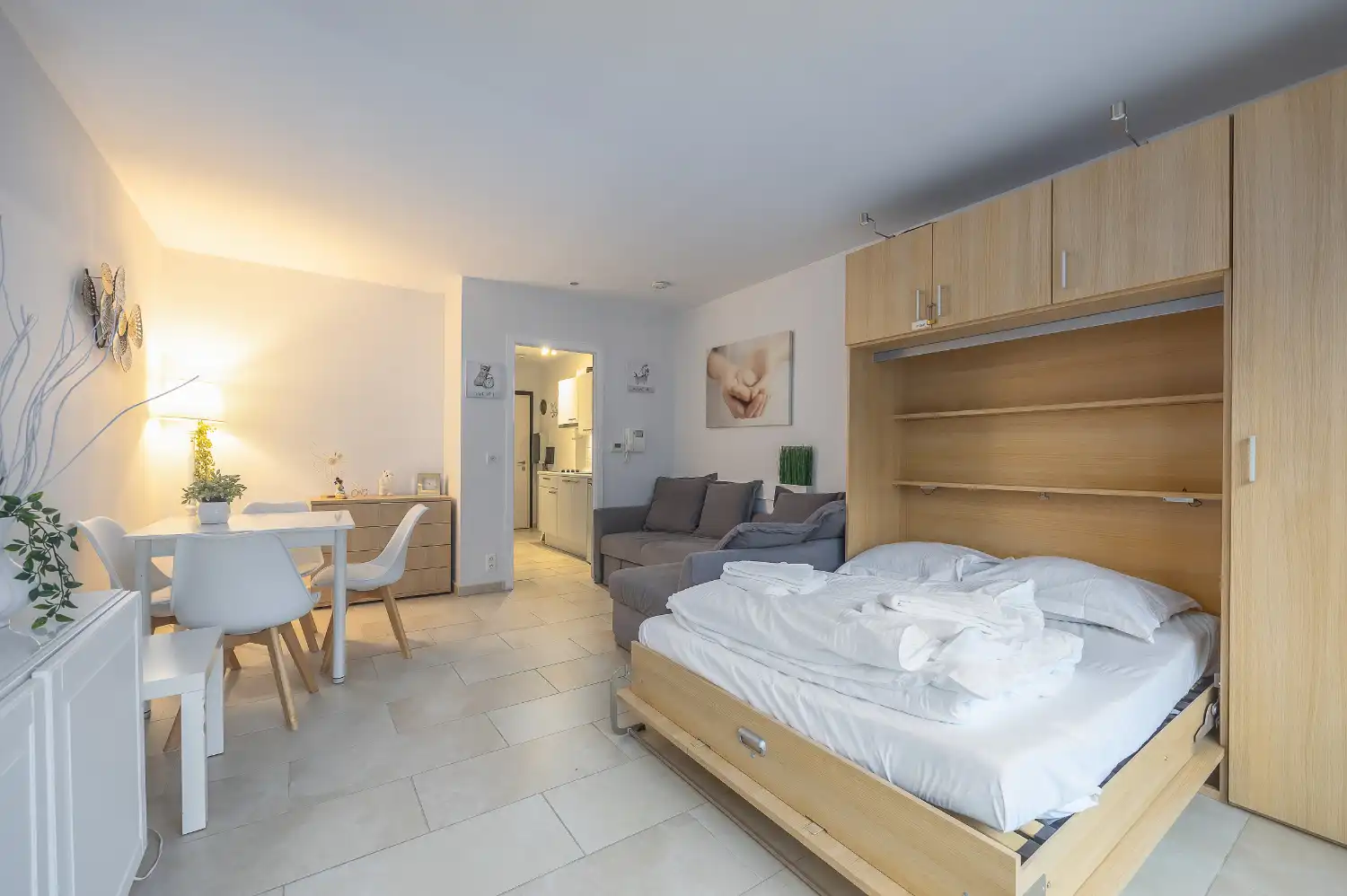 Gemeubelde studio te huur op steenworp van het strand foto {{pictureIndex}}