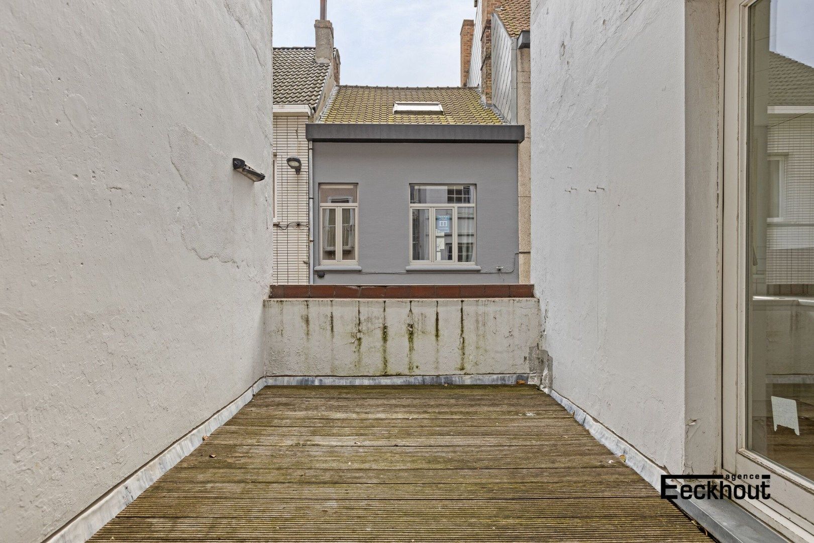 Uniek en ruim (351 m²) herenhuis met garages op topligging te Oostende ! foto 8