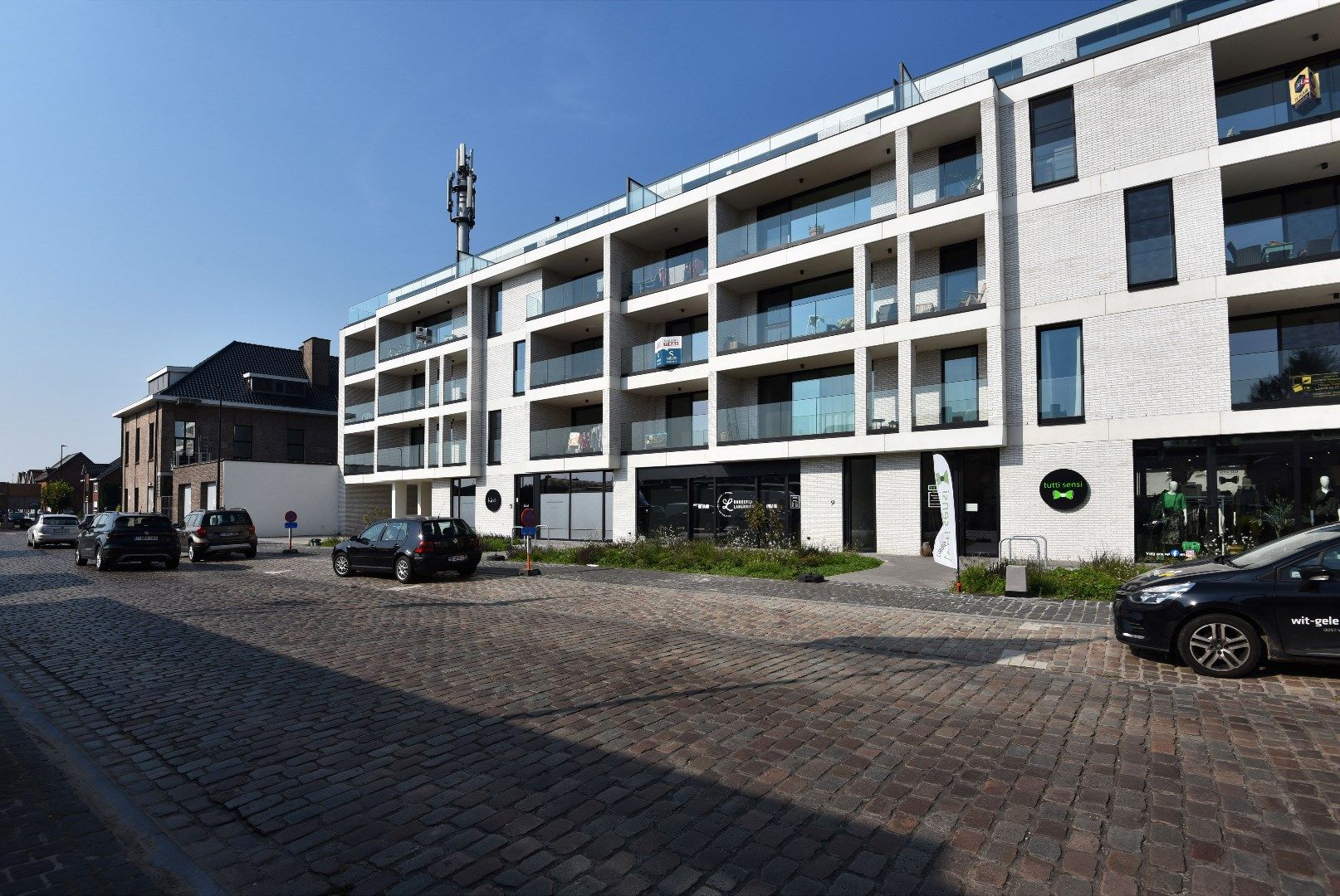 Nieuwbouwappartement met 2 slpks, autostaanplaats en terras te MALDEGEM centrum. foto 1