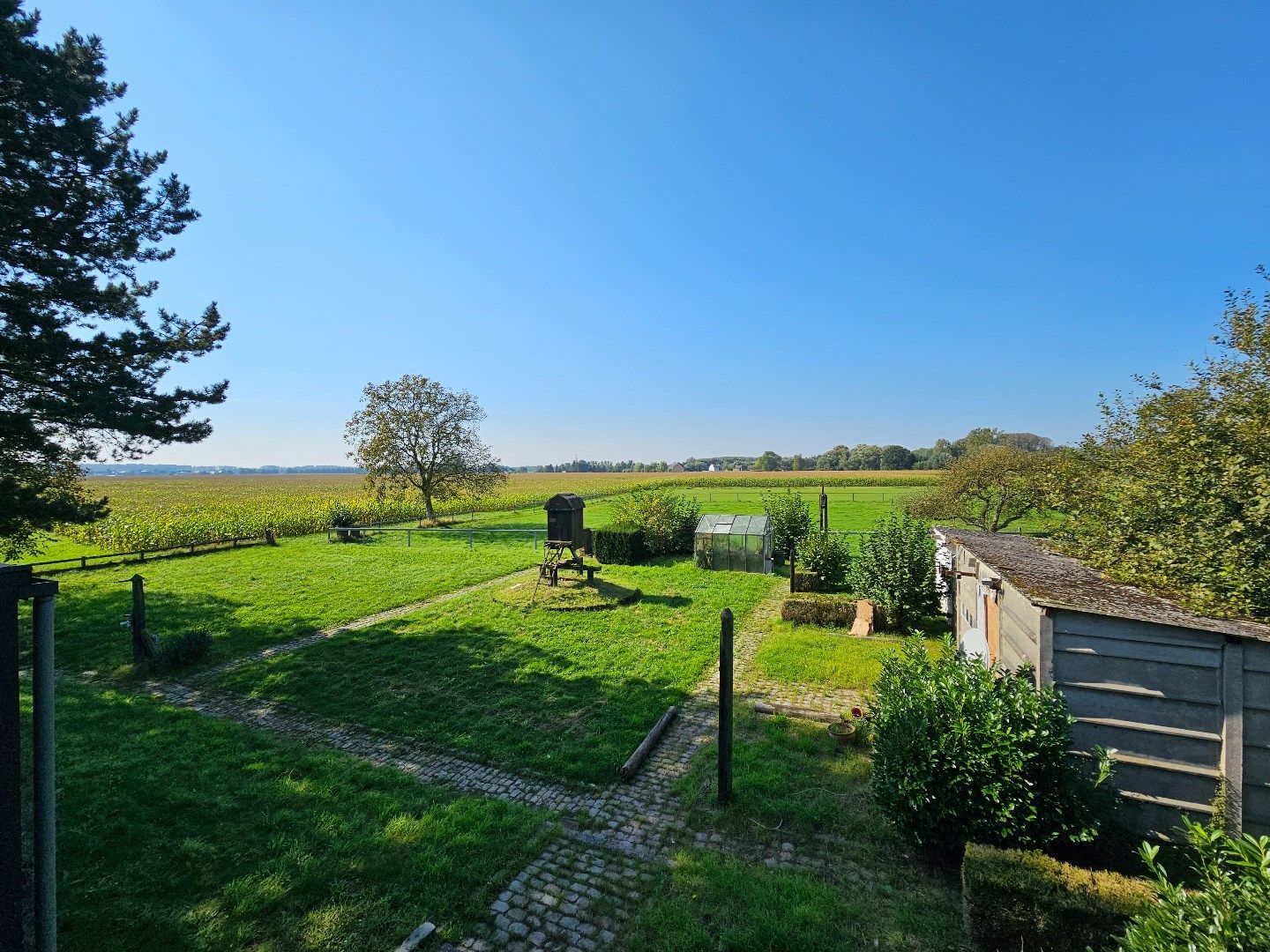 Landelijk en rustig gelegen ruime woning foto 4