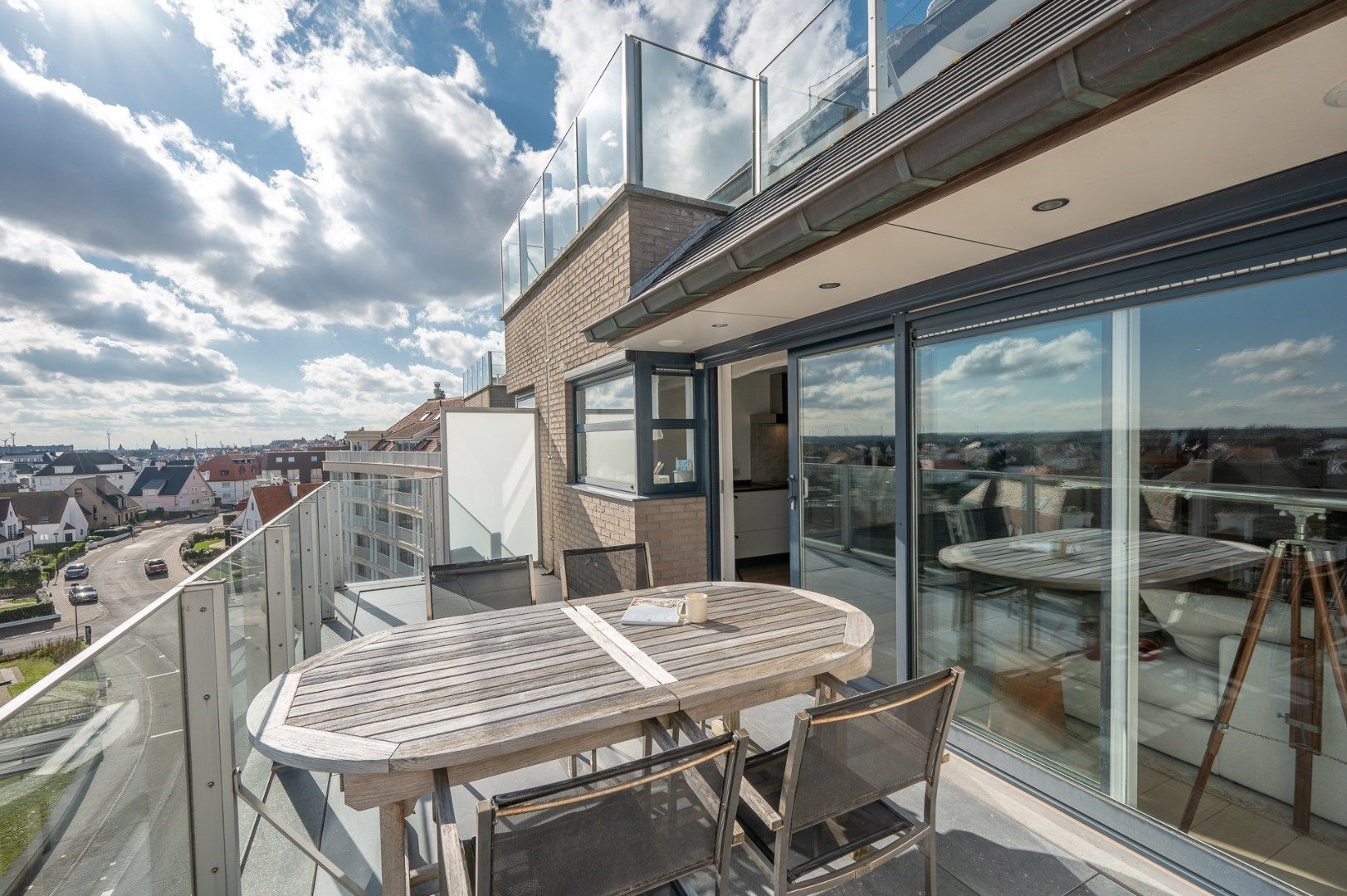 Prachtige duplex dakappartement met  2 zeer zonnige terrassen en unieke vergezichten gelegen op de Jozef Nellenslaan. Tandembox te koop op het gelijkvloers foto 2