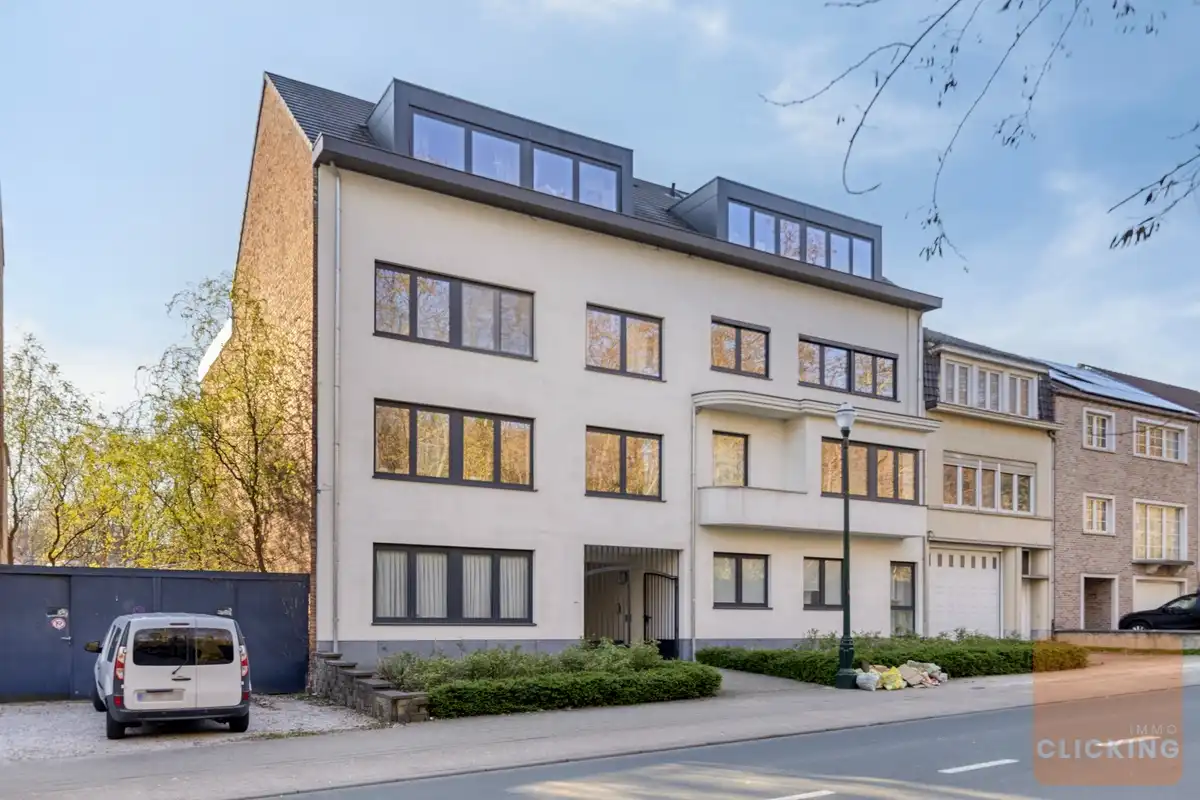 Stijlvol en recent appartement met tuin en patio foto 2