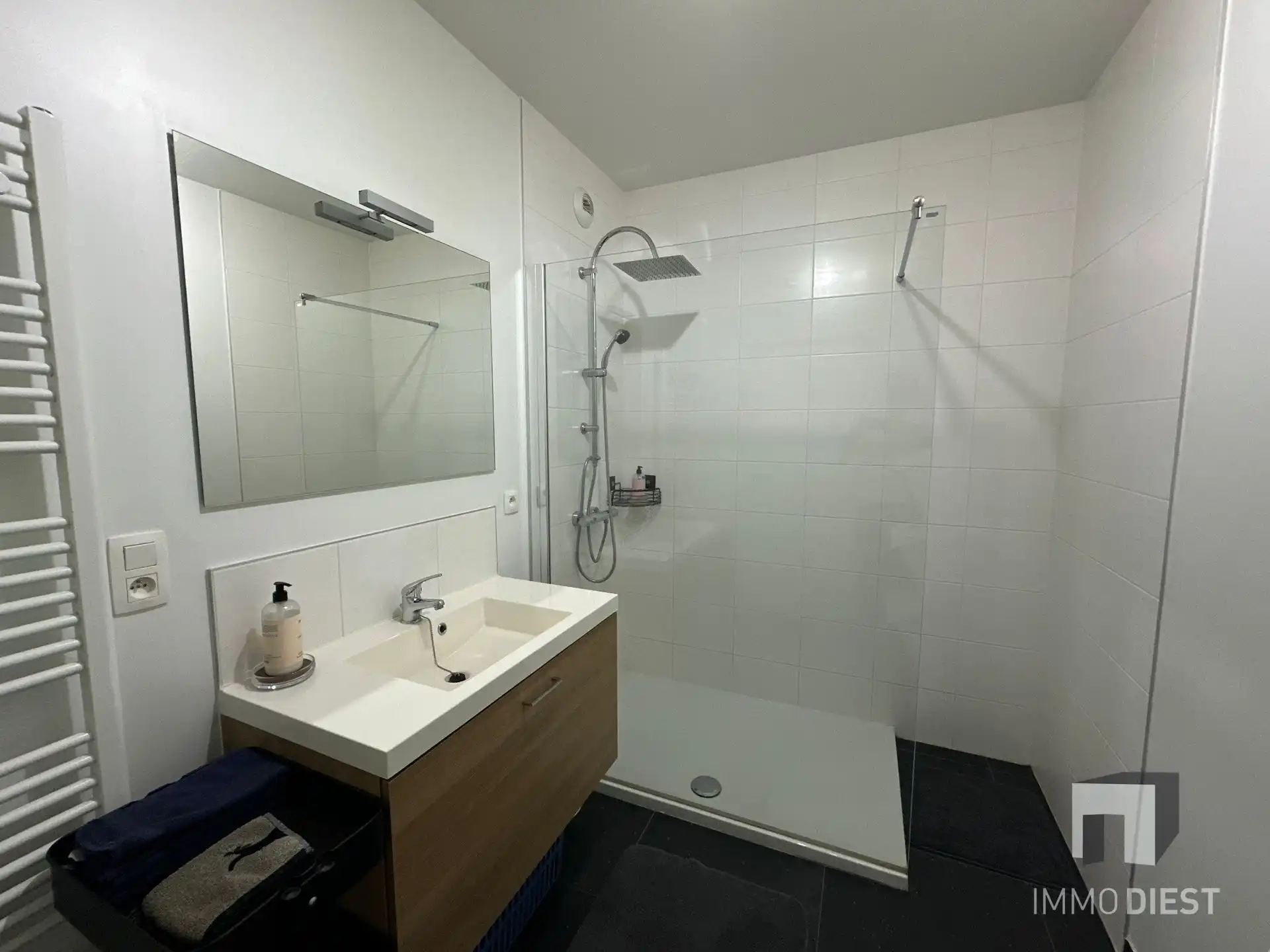 Instapklaar appartement met 2 slpks, terras, parking en kelder foto 9
