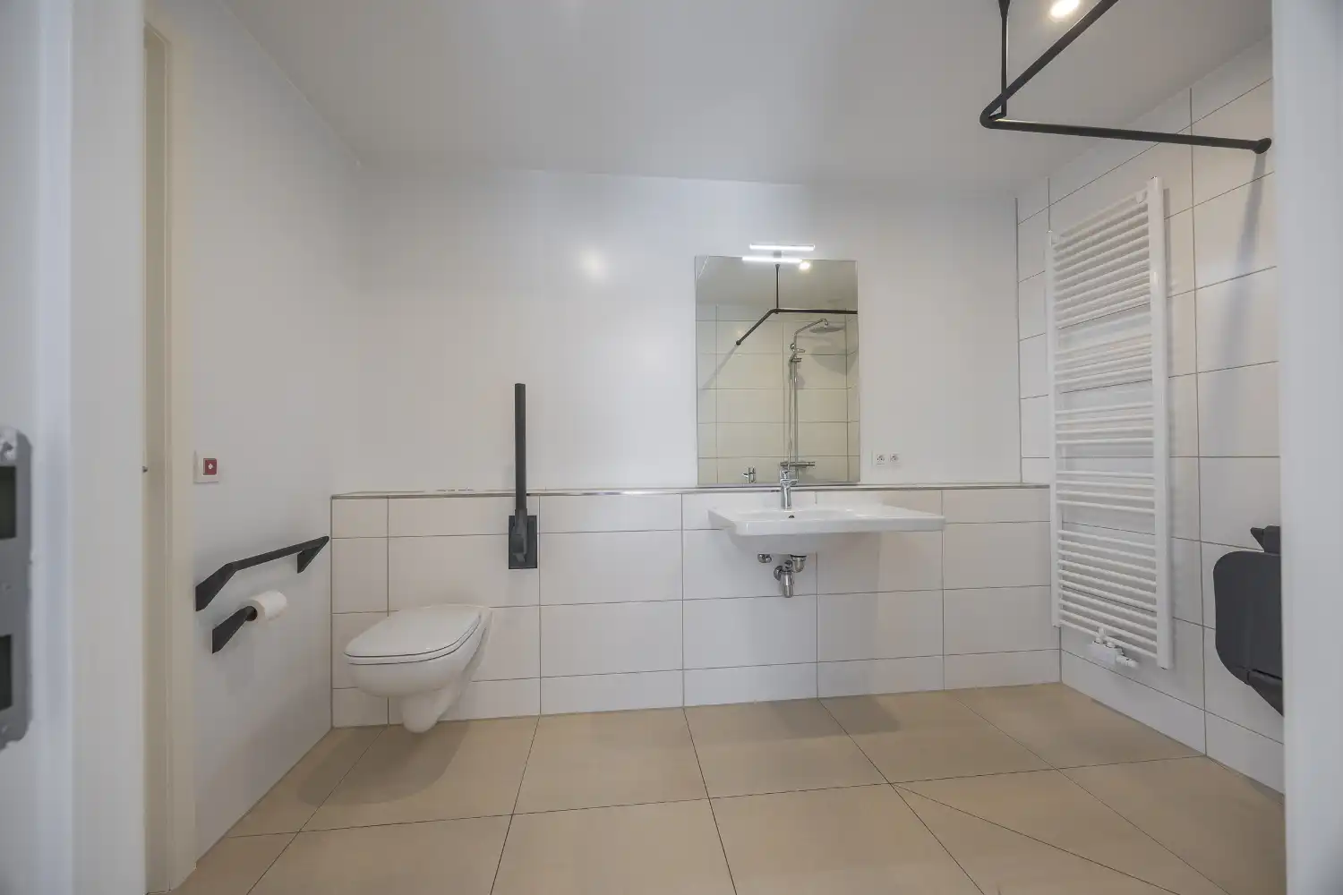 Assistentie-appartement met zijdelings zeezicht op steenworp van de zeedijk. foto 15