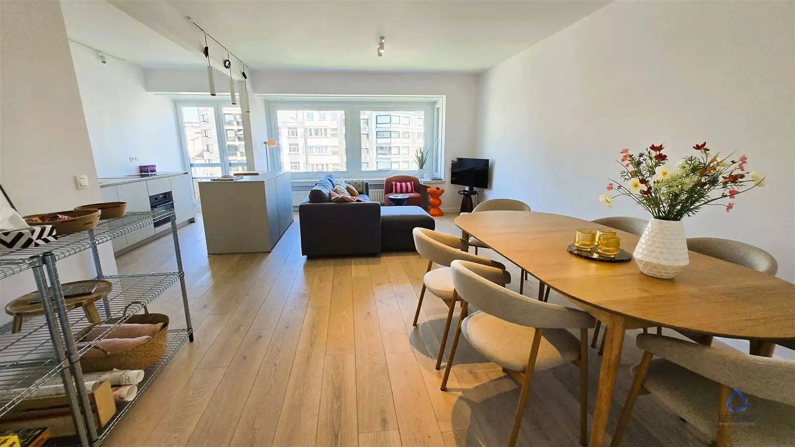 Volledig gerenoveerd met 2 slaapkamers, terras en parking foto 3