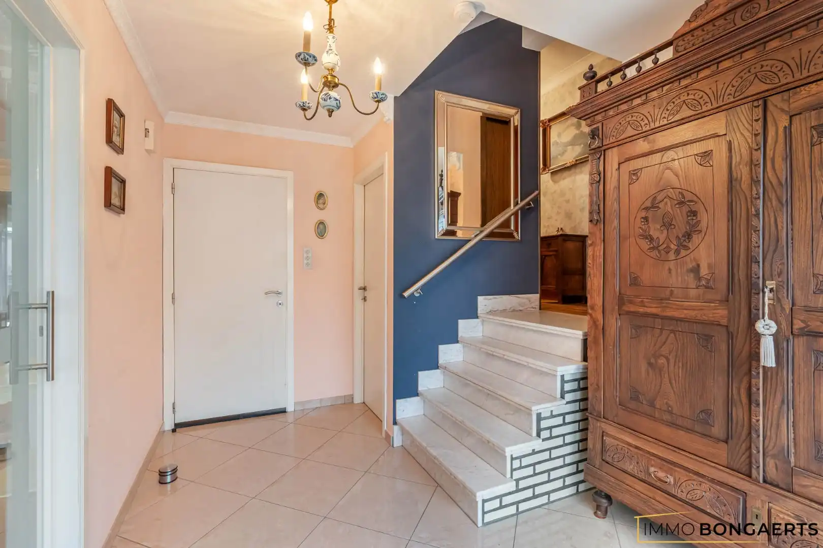 Woning met 3 slaapkamers op ruim perceel  foto 3