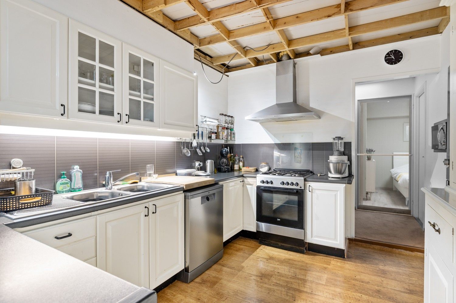 Magazijn met woonst en een 1 slaapkamer appartement te Deurne! foto 12