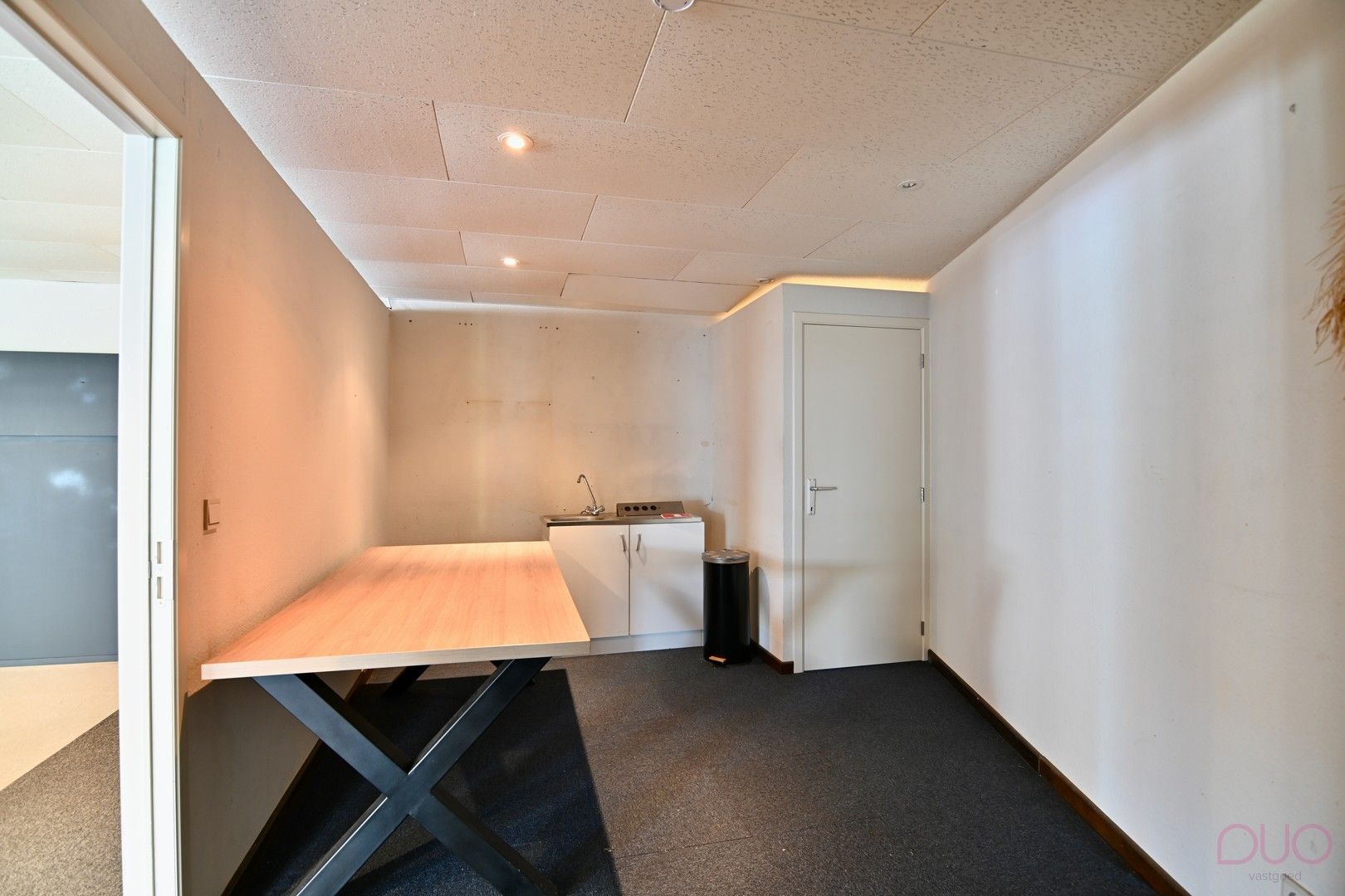 Ruim handelspand van ca. 300m2, met werkruimte in kelder en bovenliggende woonst van ca. 117m2 foto 7