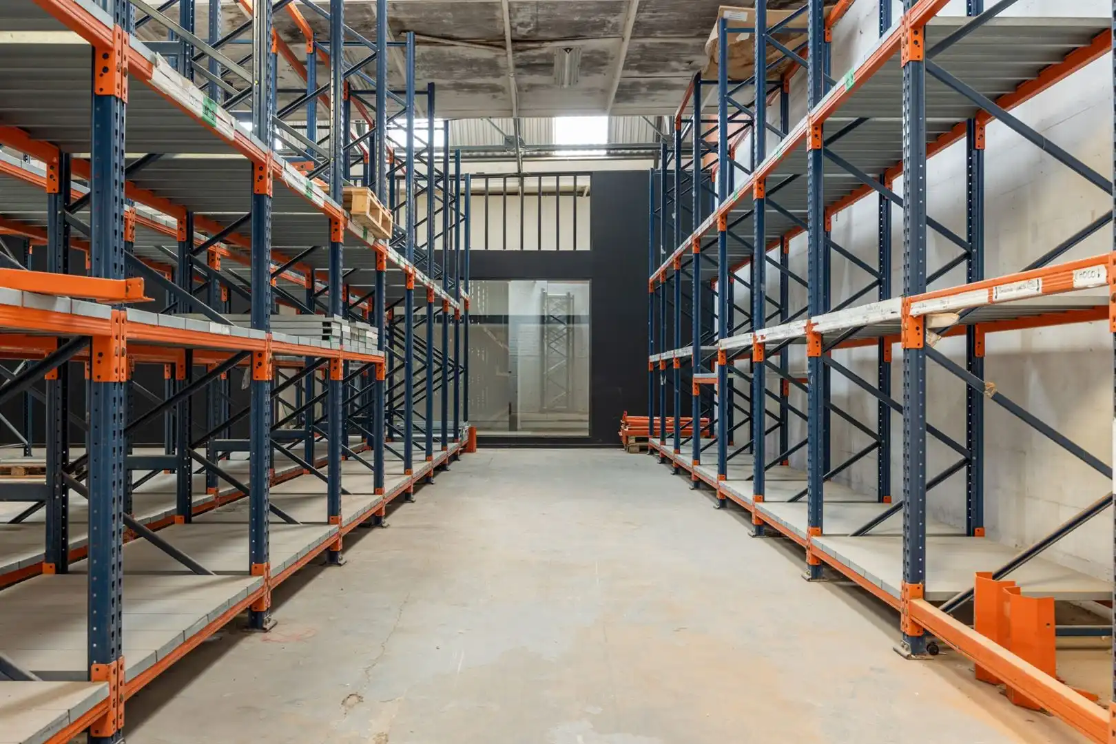 Strategisch gelegen magazijn foto 5