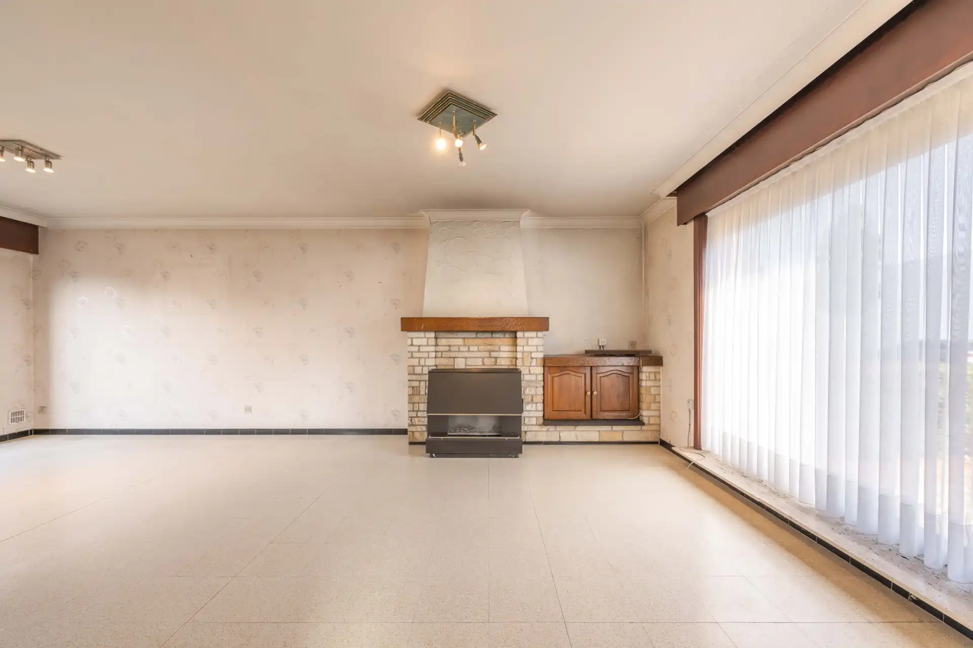Te renoveren halfopen woning met 3 slaapkamers én zuidwestgerichte tuin met een aparte garage en aansluitende berging in een rustige tuinwijk te koop in Zulte. foto 5