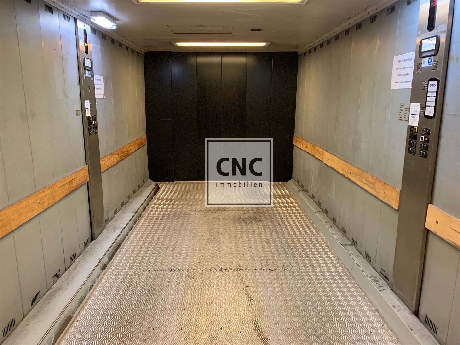 Makkelijk toegankelijke autostandplaats in het centrum van Knokke; op de hoek van de Jef Mennekenslaan met de Zoutelaan. Met autolift. foto 5