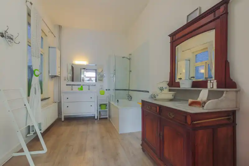 Centraal gelegen , vergunde vakantiewoning "Alice House" in Centrum Ieper met zicht op de kathedraal! foto 4