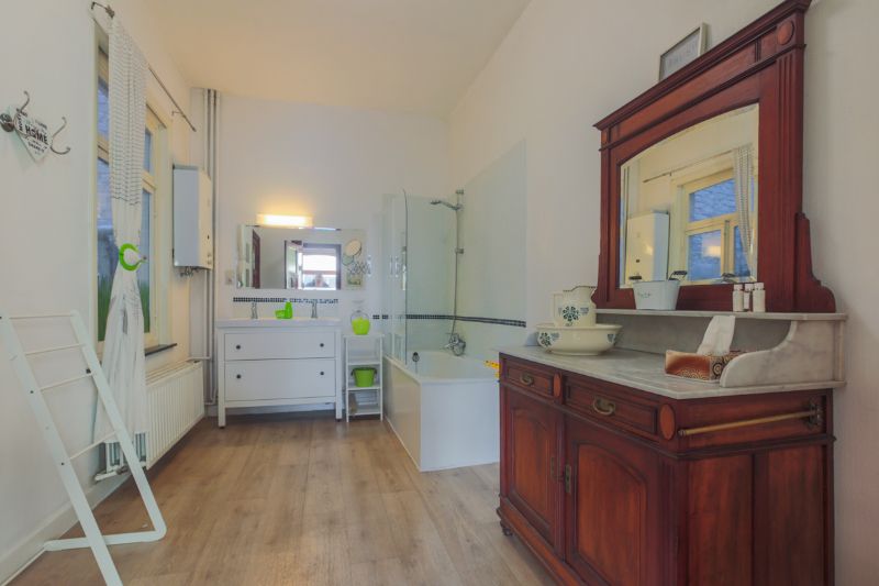 Centraal gelegen , vergunde vakantiewoning "Alice House" in Centrum Ieper met zicht op de kathedraal! foto 4