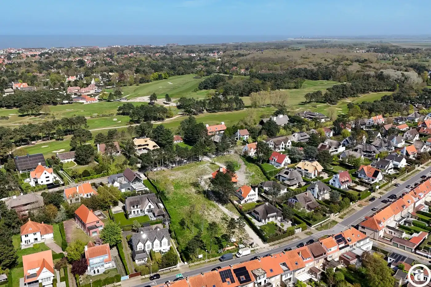Zeldzame bouwgrond van ca. 855 m, gelegen in de Magere Schorre nabij de Royal Zoute Golf Club. foto {{pictureIndex}}