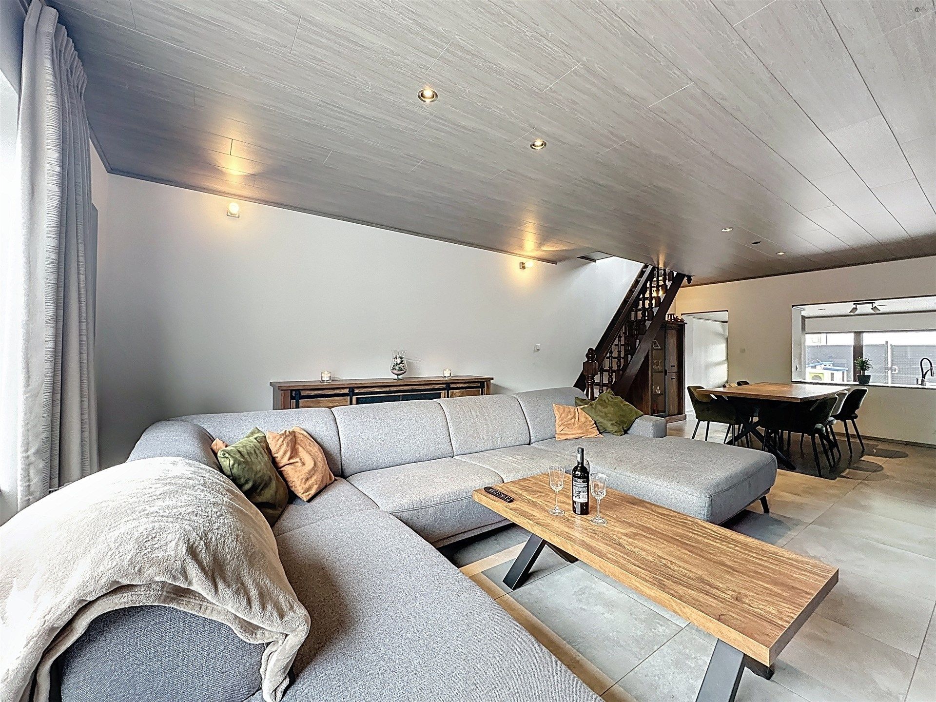Gezinswoning met 2 slaapkamers, ruim magazijn en halfopen karakter op toplocatie! foto {{pictureIndex}}