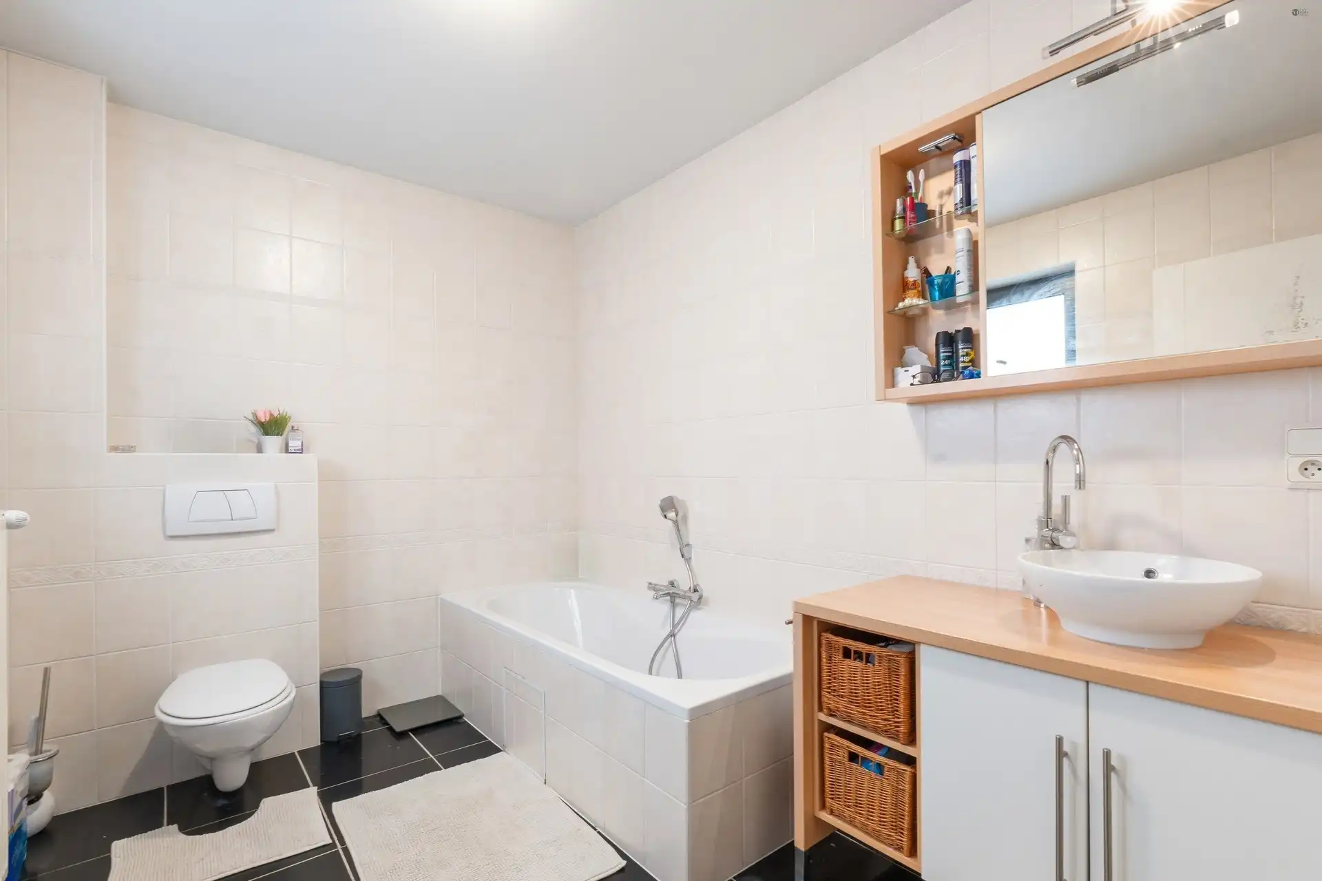 Instapklare woning met praktijk ruimte, 3 à 4 slaapkamers, 2 badkamers en veel parkeermogelijkheden foto 10