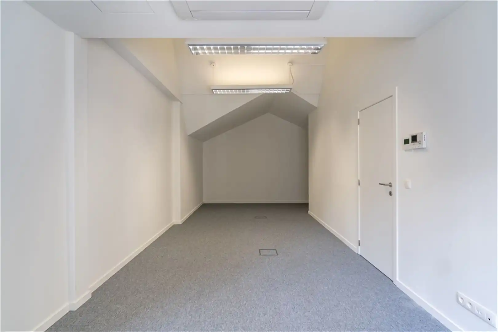 Kantoorgebouw op toplocatie in Hasselt met authentieke uitstraling foto 6