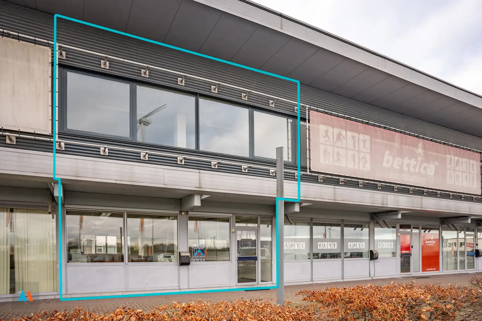 Kantoorgebouw foto {{pictureIndex}}