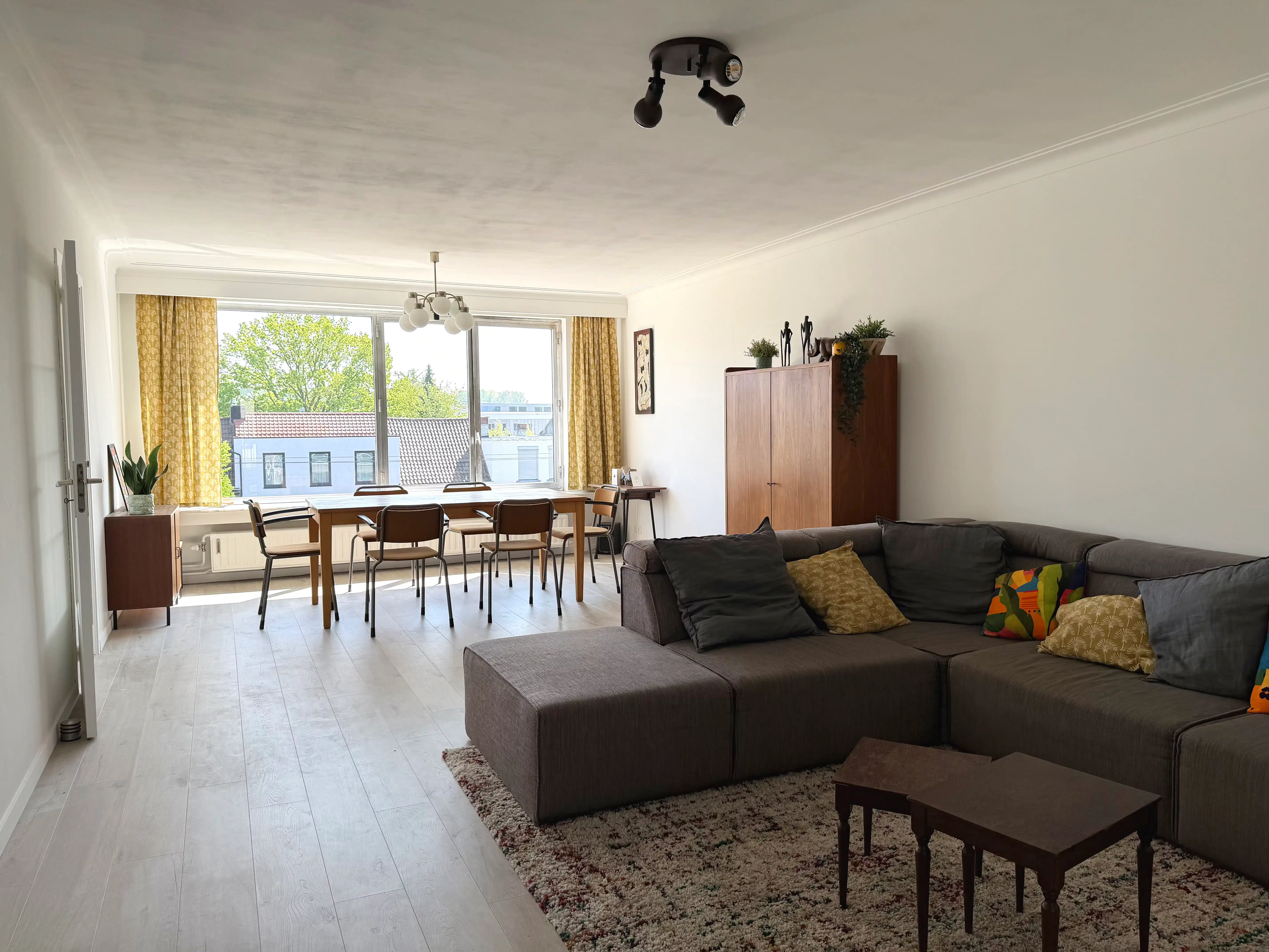 Ruim en gemeubeld 2-slpk app met terras en garagebox foto 3