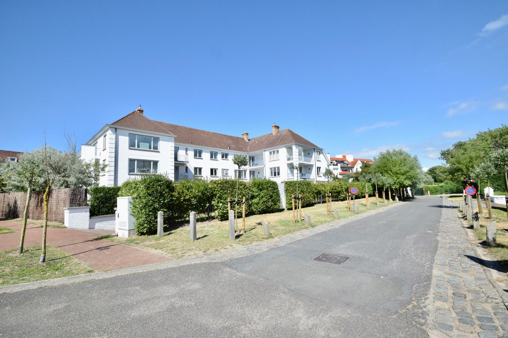 Volledig gerenoveerd hoekappartement in een standingvolle villaresidentie gelegen in het Zoute. foto 28