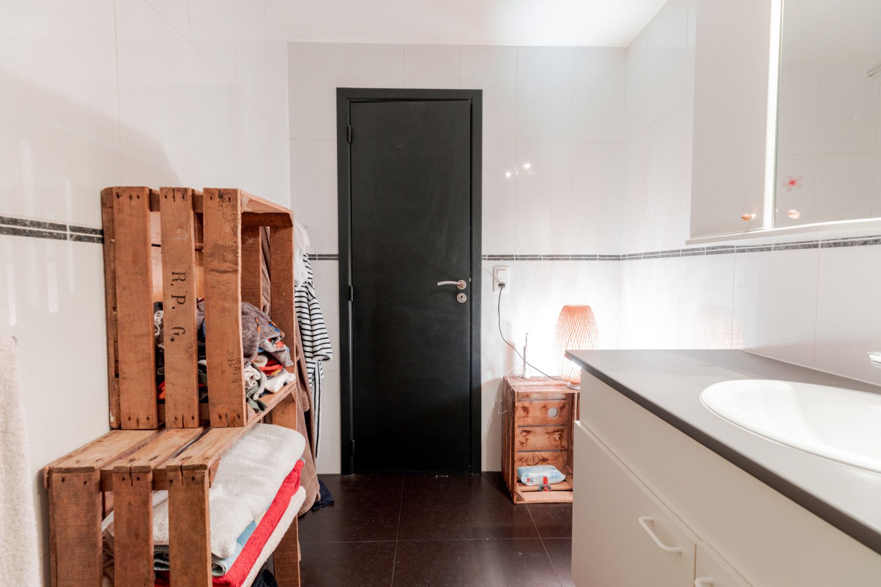 Verzorgd, instapklaar appartement met 2 slaapkamers & garage foto 15