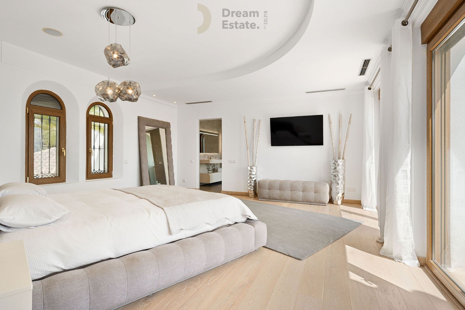 Welkom in deze prachtige villa te El Paraiso, een mix van Andalusische charme en moderne elegantie. foto 24