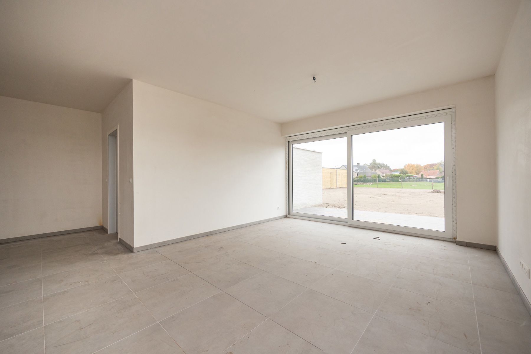 Halfopen woning met 3 slaapkamers en fietsenberging/carport op perceel van ca 540m² foto 9