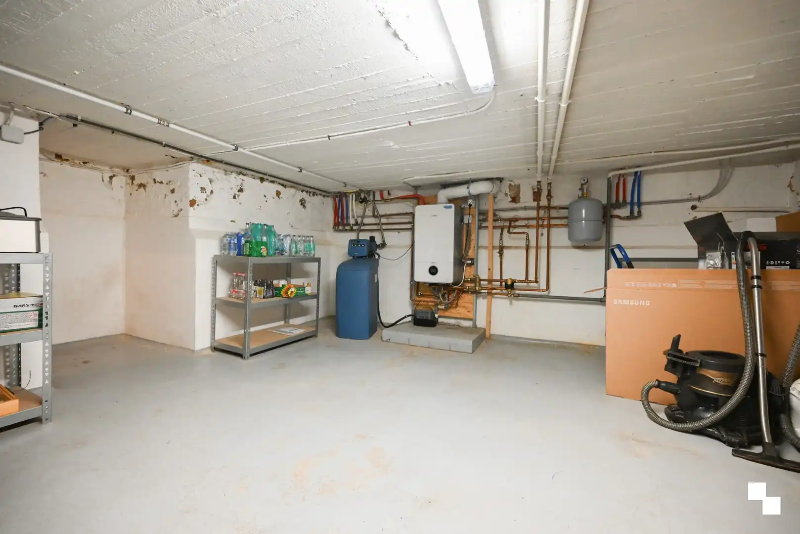 Karaktervol wonen met ruimte voor je zaak, ruime garage en zwemvijver foto 29