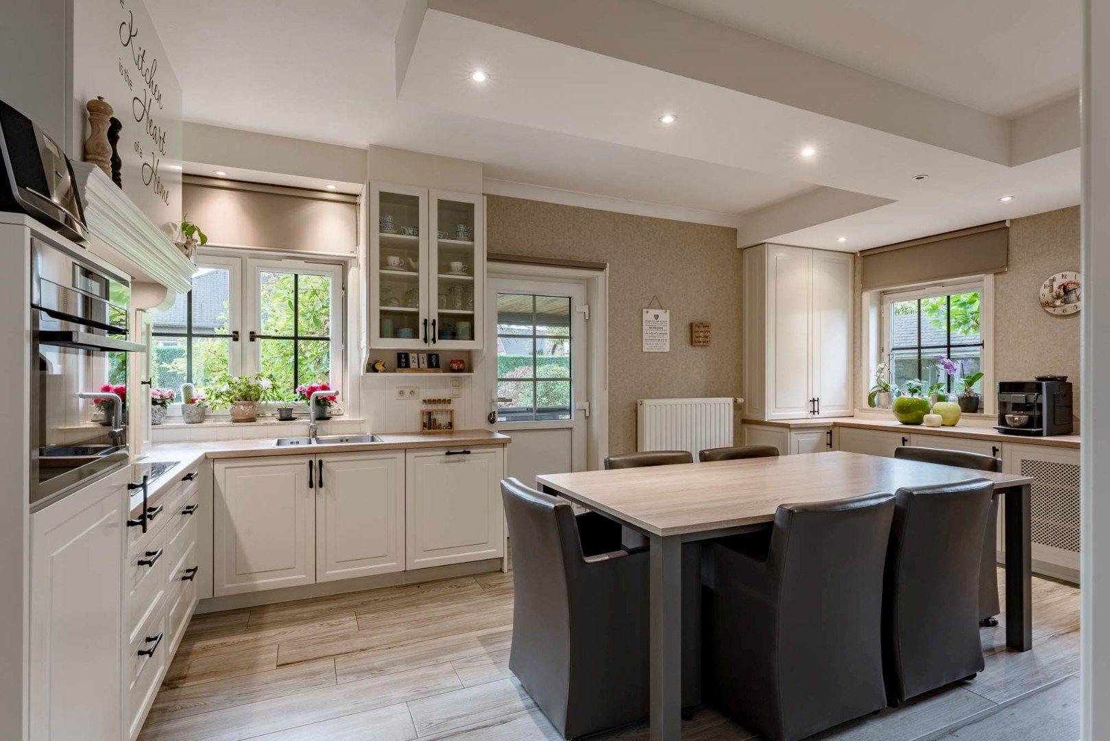 Ruim, goed afgewerkt gelijkvloers landhuis op een perceel van 13a20ca  nabij het centrum van Neeroeteren!  foto 15