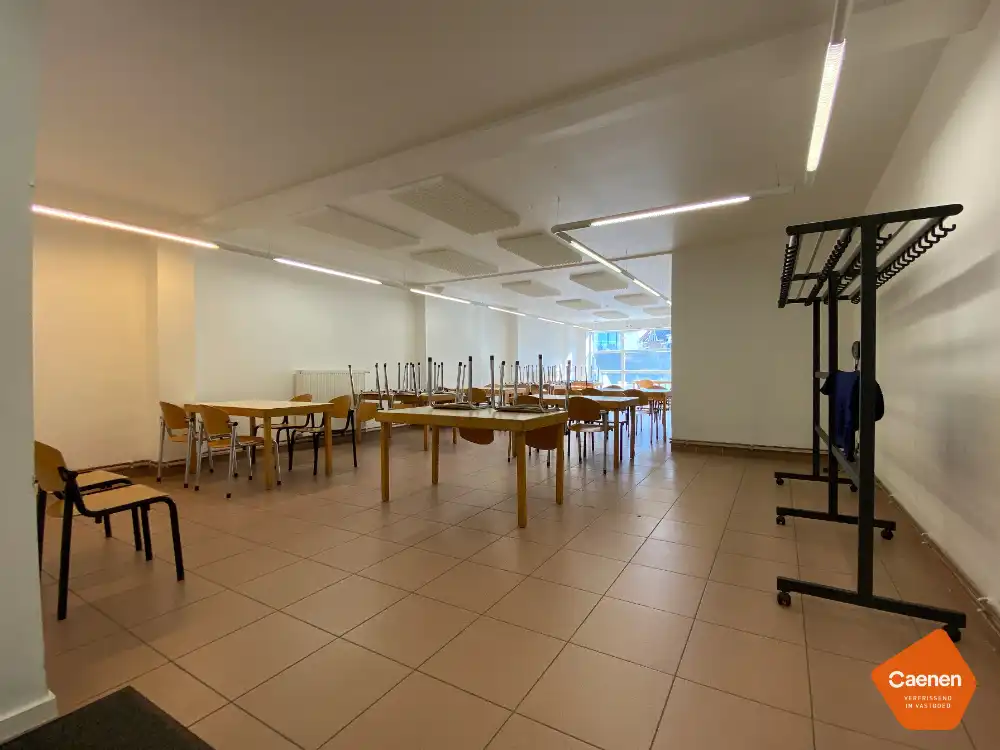 Zeer ruim, lichtrijk handelspand te koop op commerciële locatie! foto 7