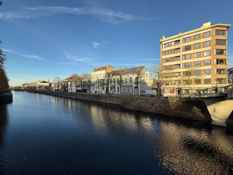 Exclusief ruim en lichtrijk appartement met panoramisch zicht op Gent (Visserij) foto {{pictureIndex}}