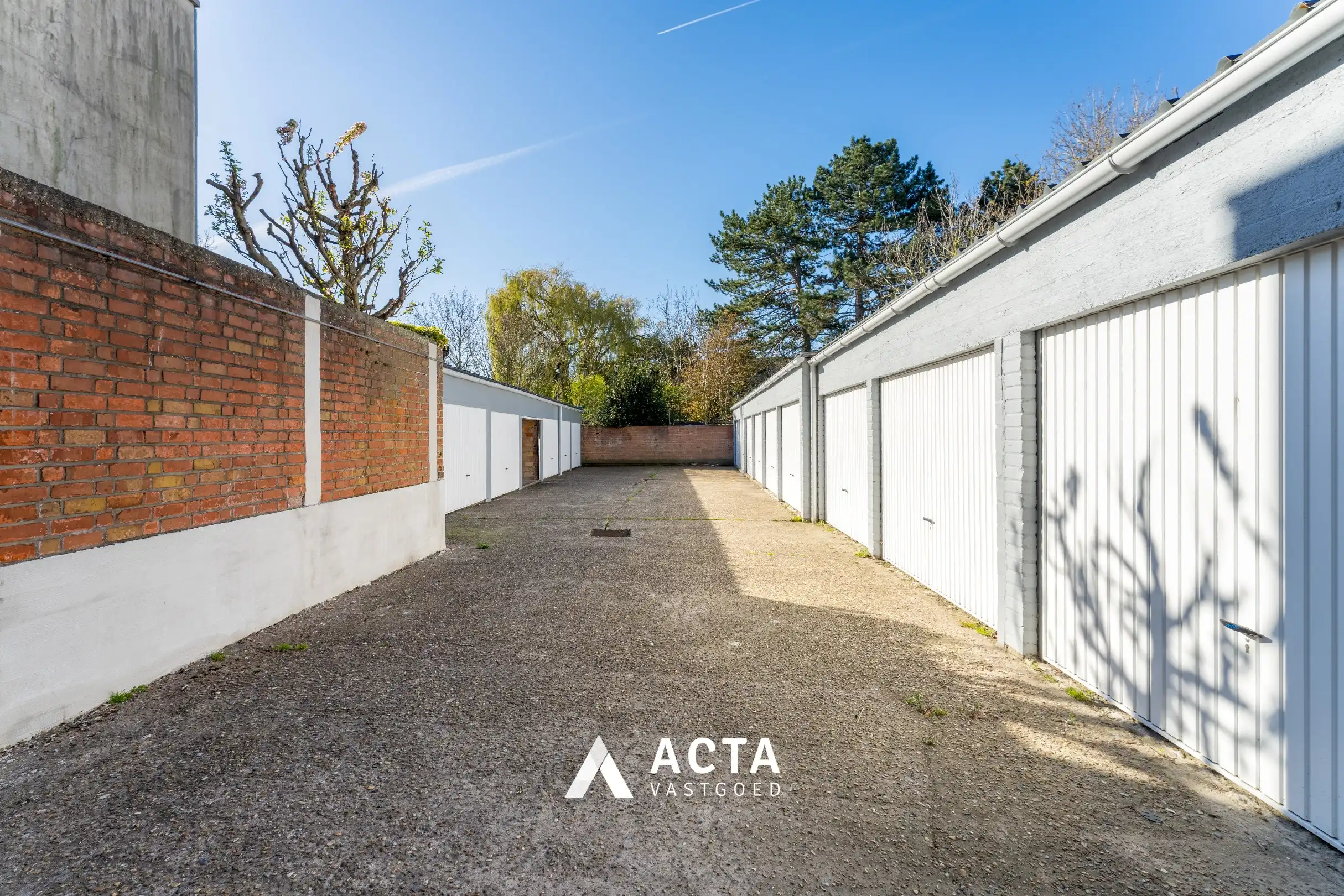 Garagecomplex met garageboxen en standplaats foto 2