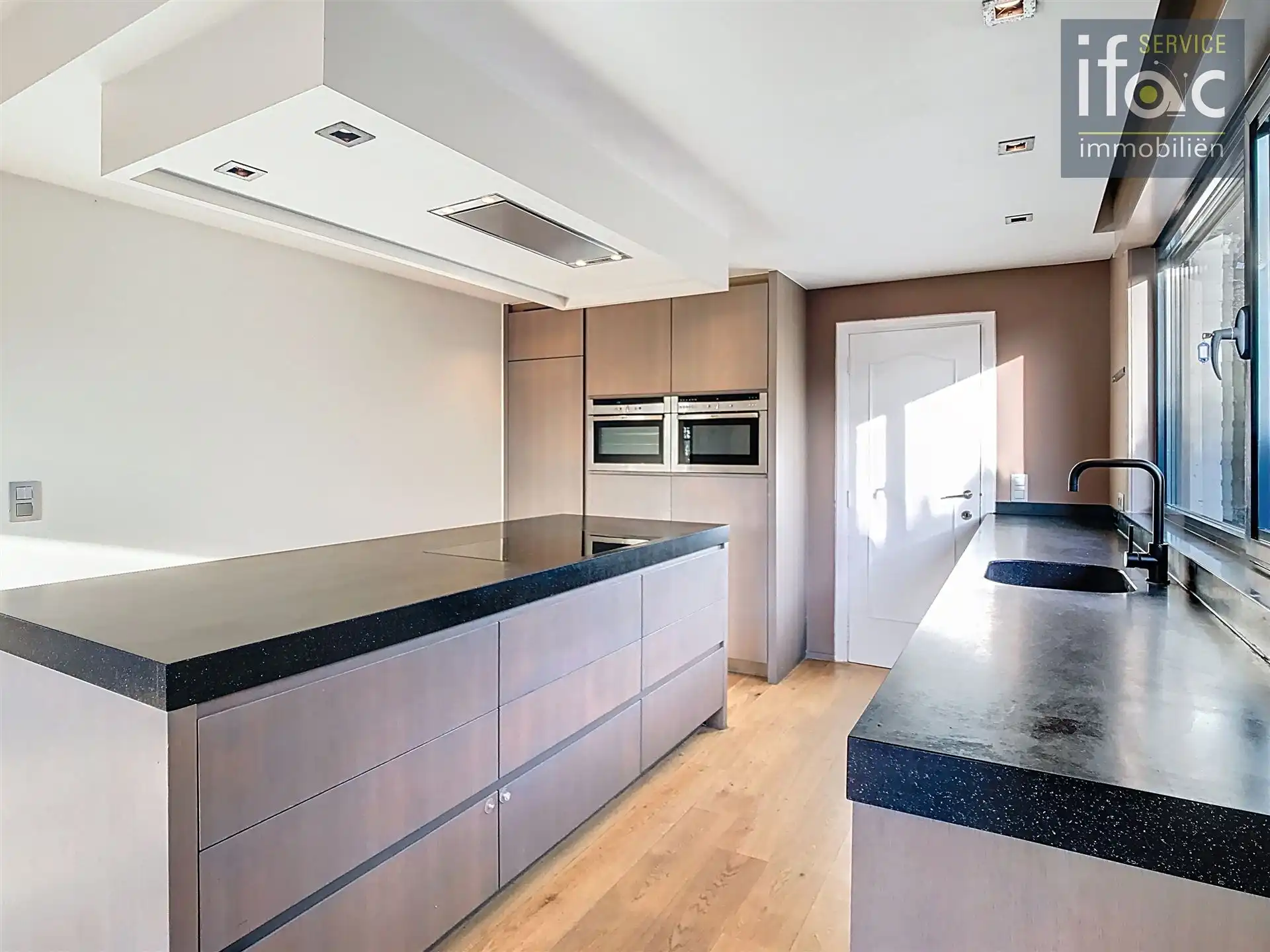 Bungalow met 4 slaapkamers en ruime garage foto 7