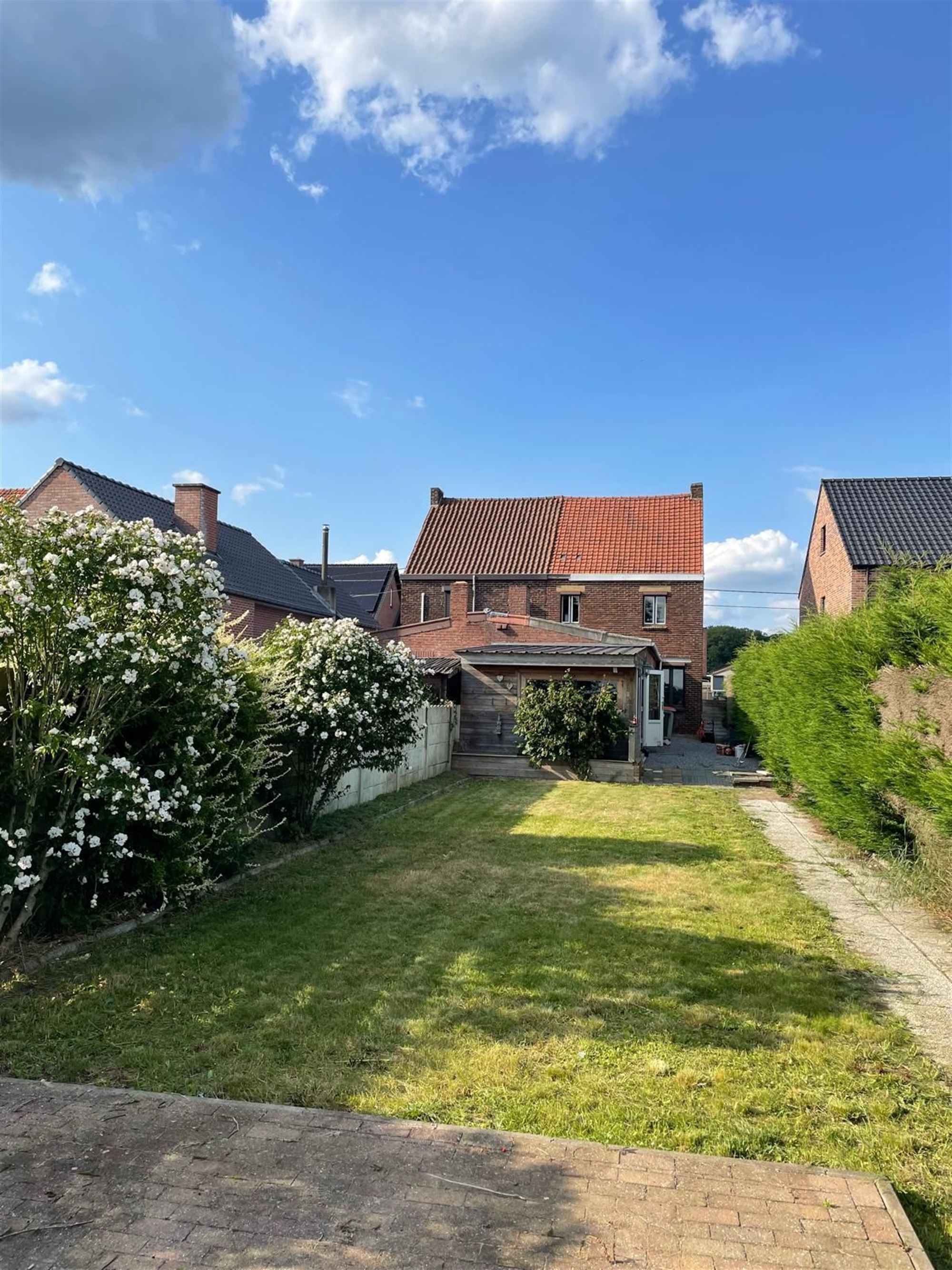 Halfopen bebouwing met 4 slaapkamers en ruime tuin foto 2