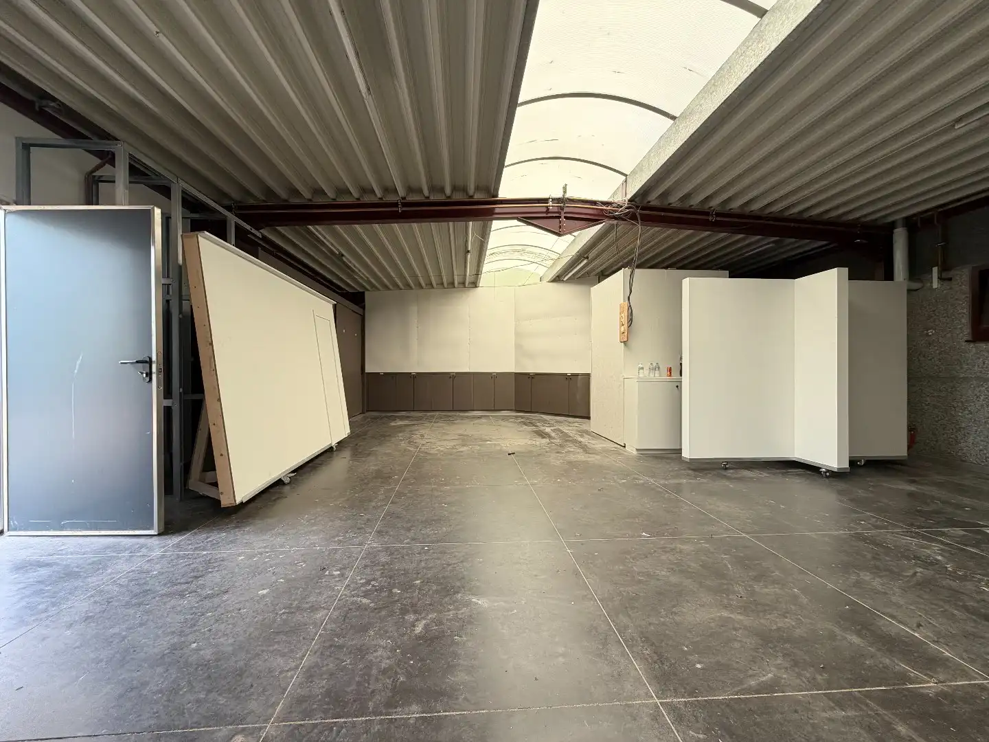 Opslagruimte met bureau te Zedelgem foto 3