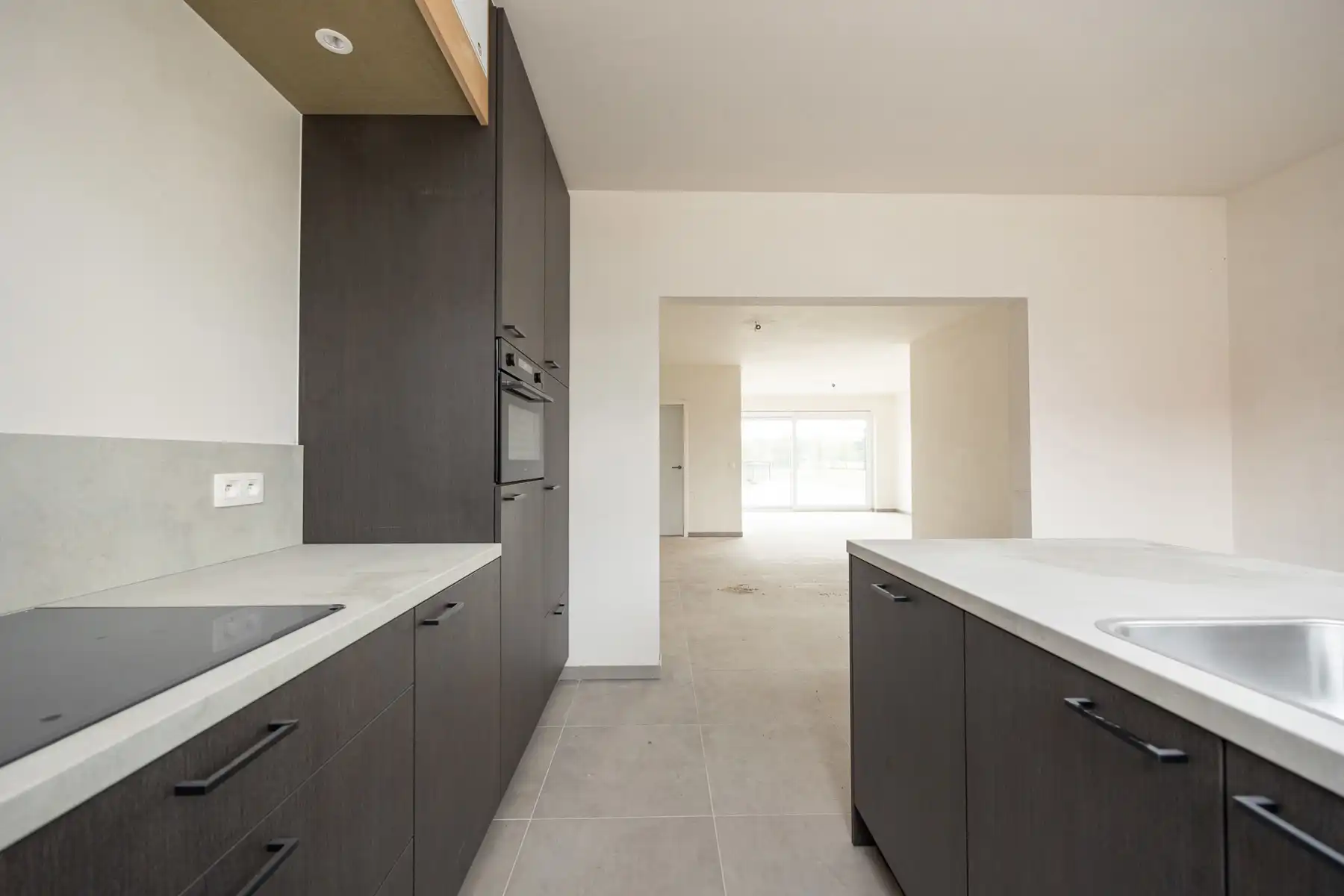 Halfopen woning met 3 slaapkamers en fietsenberging/carport op perceel van ca 540m² foto 6