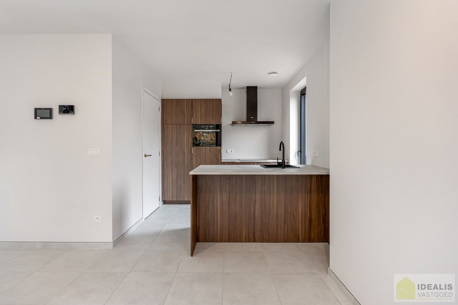 PRACHTIG INSTAPKLAAR NIEUWBOUWAPPARTEMENT MET AUTOSTAANPLAATS EN KELDERBERGING MIDDEN IN HARTJE LOMMEL, EEN AANGENAME LEEFRUIMTE MET OPEN KEUKEN EN AANSLUITEND AAN TERRAS, BERGRUIMTE, 2SLAAPKAMERS EN RUIME BADKAMER. foto 8