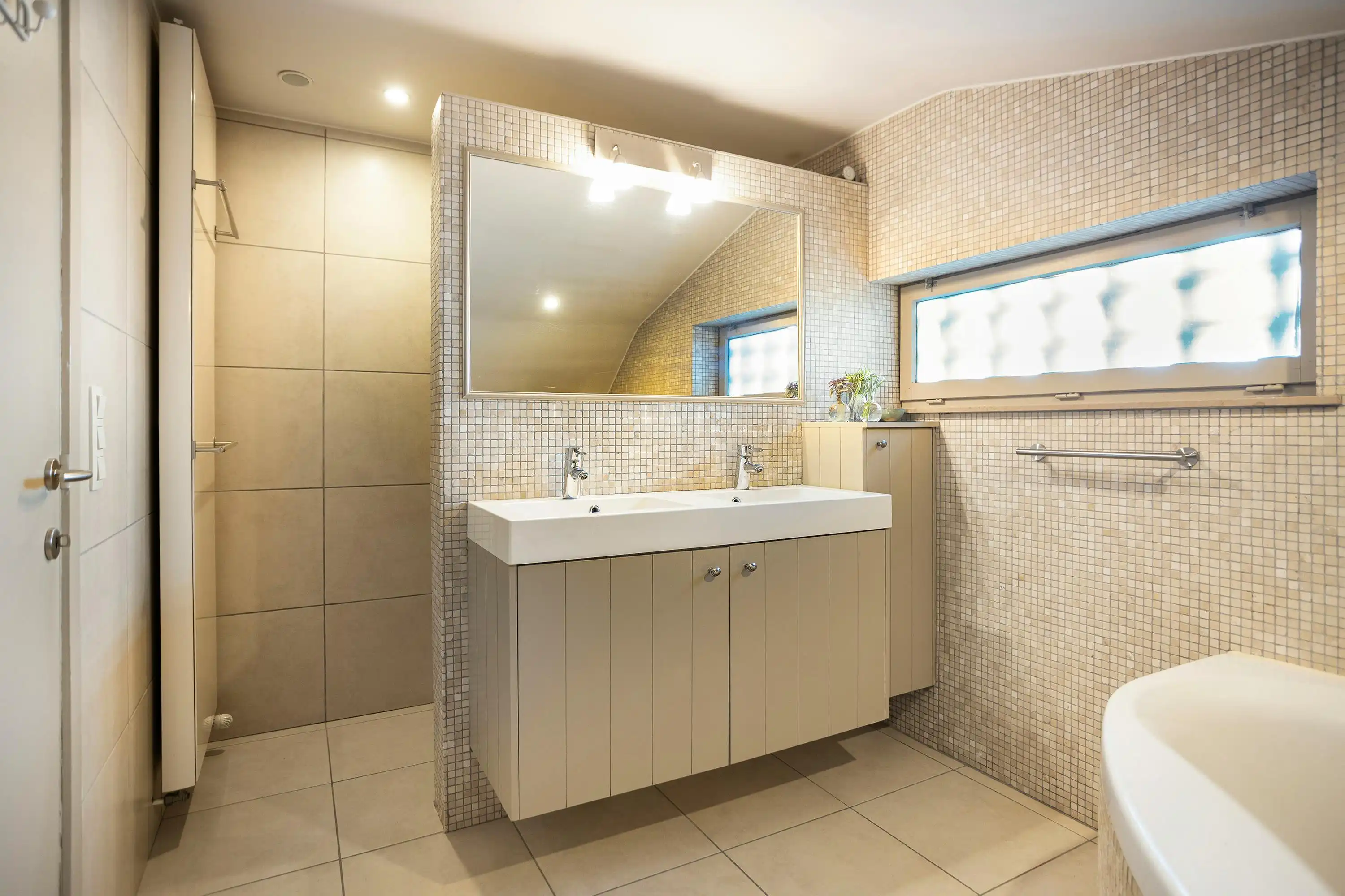 Instapklare gezinswoning met 4 slaapkamers en tuin te Kuringen foto 28