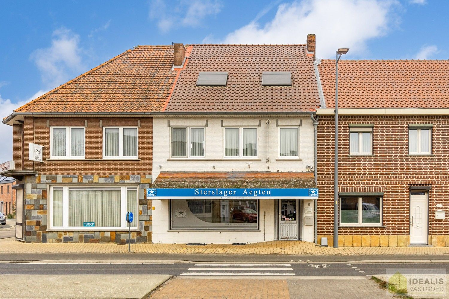 IDEALIS VASTGOED - Aangenaam instapklaar duplexappartement met winkelruimte/werkatelier te Opitter, Bree. Dit ruime duplexappartement omvat +-140 m² netto bewoonbare oppervlakte. Dit multifunctionele pand biedt tal van mogelijkheden dankzij de winkelruimte/het werkatelier van maar liefst +-200m² die vroeger dienst deed als slagerij. Uiterst geschikt voor kandidaten op zoek naar een instapklare woonruimte mét handelsruimte op een gunstige locatie midden in hartje Opitter, Bree! Mogelijkheid wijziging tot ééngezinswoning mits het verkrijgen van een omgevingsvergunning. foto {{pictureIndex}}