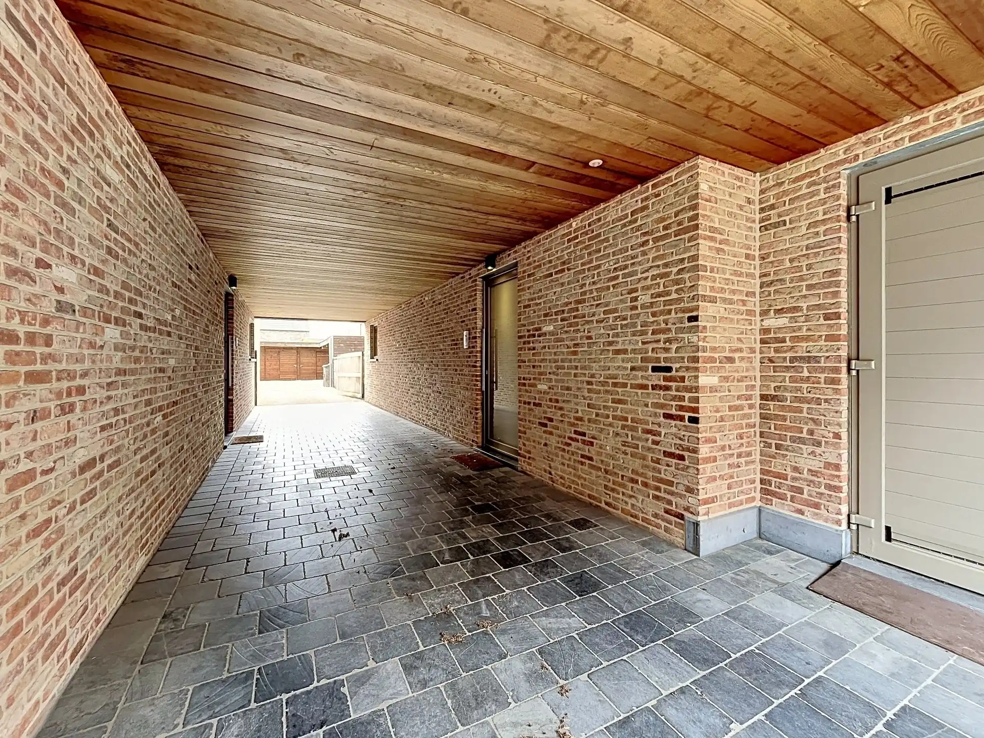 Penthouse met 2 slaapkamers, terras en carport! foto 10