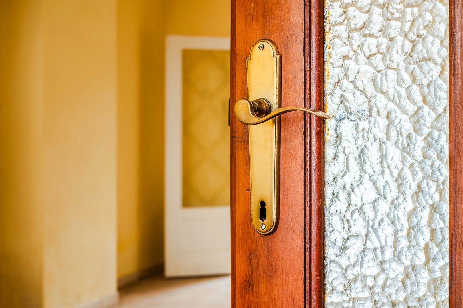 Te renoveren woning met garage foto 5